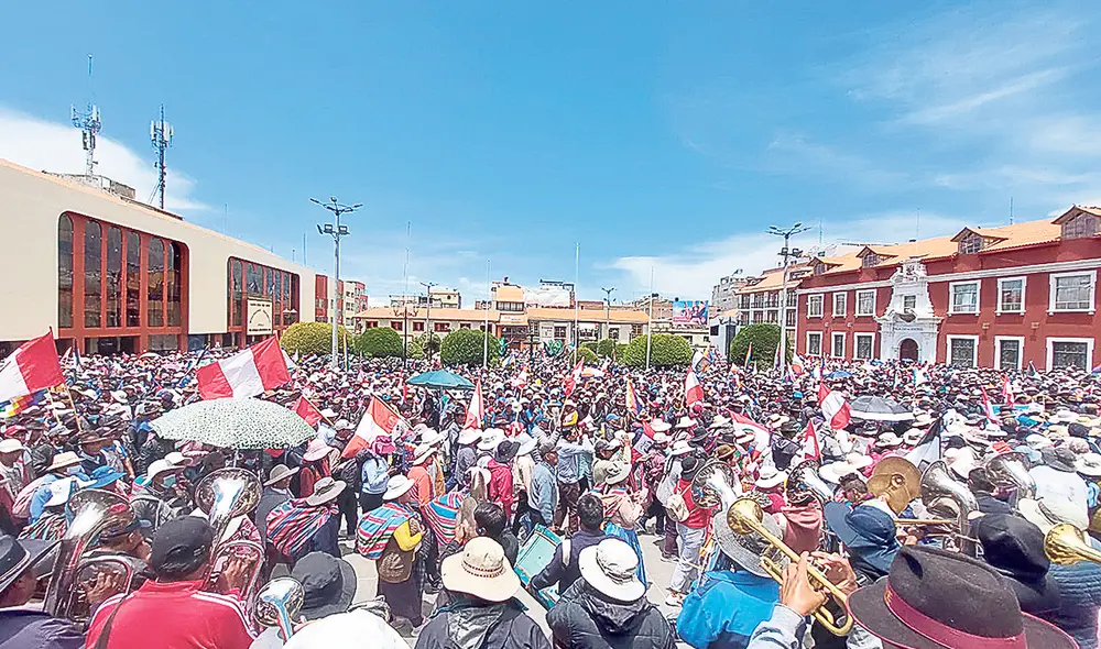 Juntos. Aimaras sostuvieron tres días de reuniones y acordaron que no desistirán de su pedido de huelga indefinida. Foto: Liubomir Fernández/La República Juntos. Aimaras sostuvieron tres días de reuniones y acordaron que no desistirán de su pedido de huelga indefinida. Foto: Liubomir Fernández/La República