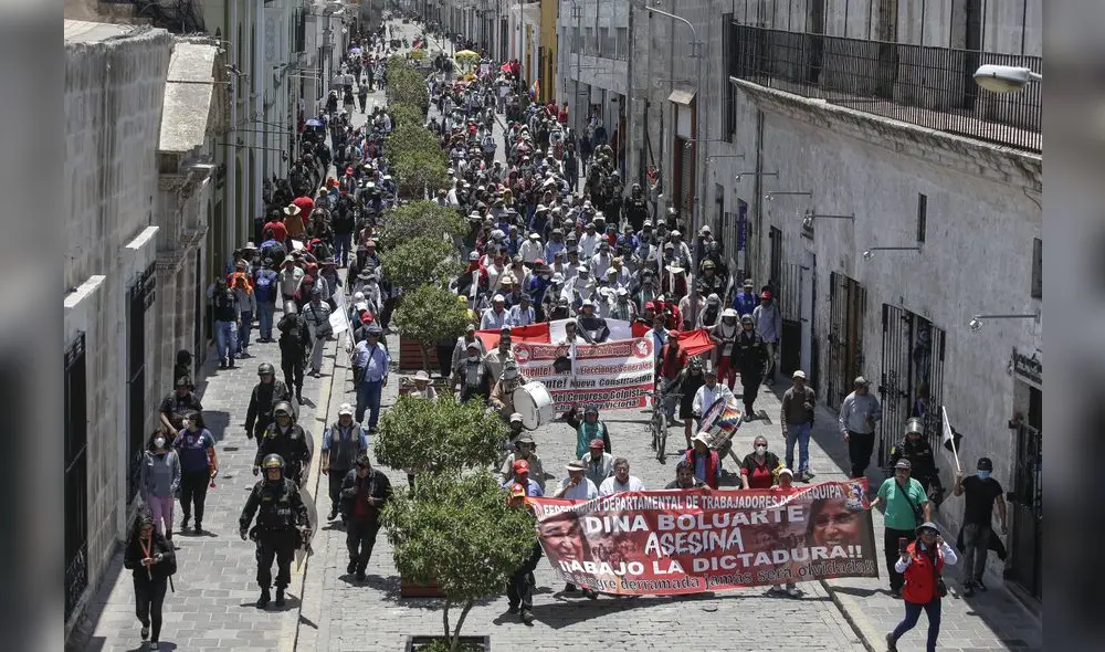 Marcha. El lunes un grupo de manifestantes ingresaron a la plaza de Armas de Arequipa en rechazo al gobierno. Foto: Rodrigo Talavera/ LR