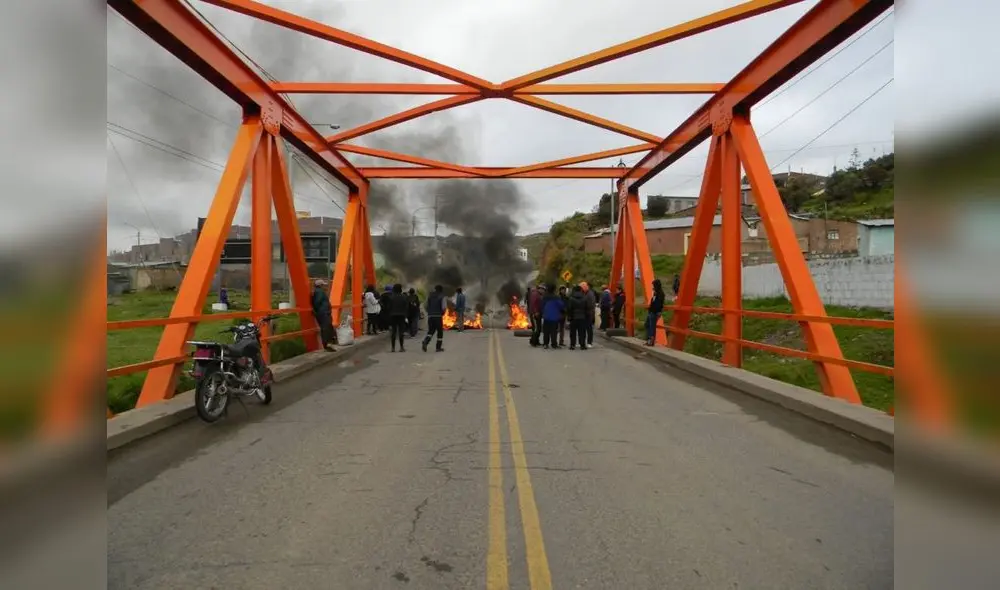 Puente de Ilave fue bloqueado este martes en Puno. Foto: referencial/La Decana
