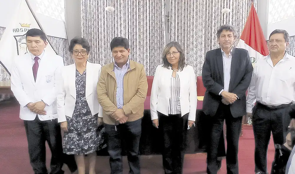Mal recuerdo. En imagen se observa al gobernador, la exgerenta Olivares y el nuevo gerente Oporto a inicio de la gestión. Foto: La República