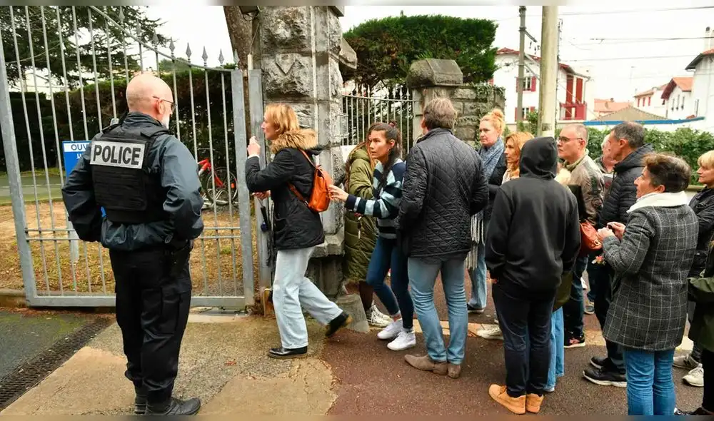 Un grupo de personas en la entrada de la escuela secundaria Saint-Thomas d’Aquin, donde sucedió el ataque. Foto: AFP Un grupo de personas en la entrada de la escuela secundaria Saint-Thomas d’Aquin, donde sucedió el ataque. Foto: AFP