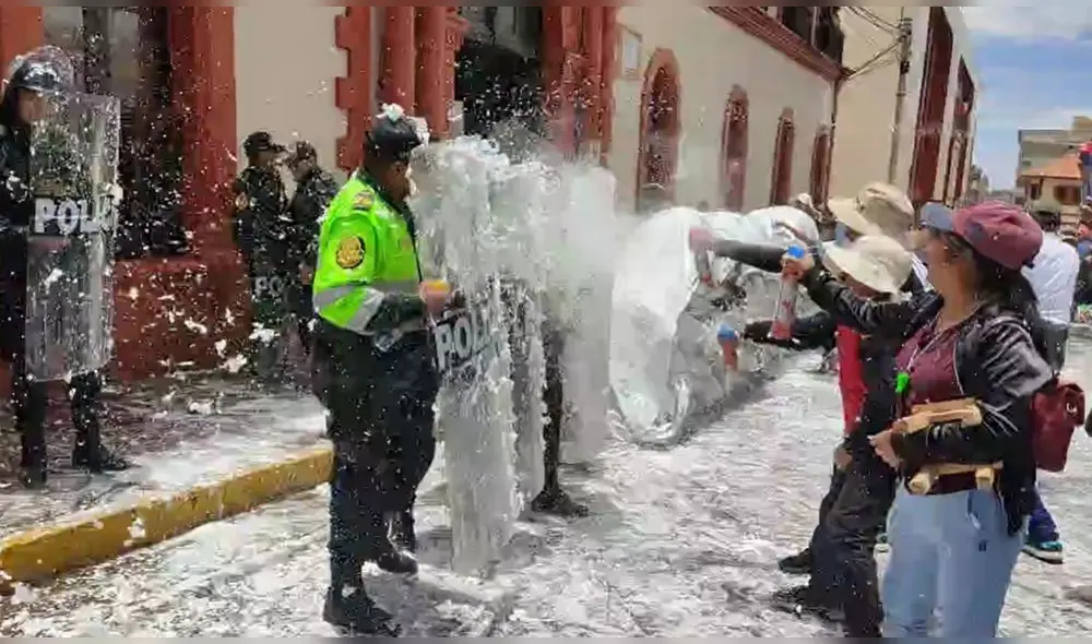 Los manifestantes aprovecharon el momento para rociar a los efectivos de espuma. Foto: Pachamama Radio