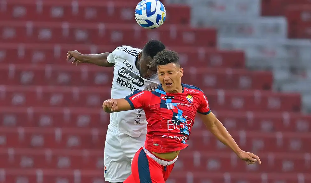 Disputa del balón entre jugadores del DIM y El Nacional. Foto: Conmebol Libertadores Disputa del balón entre jugadores del DIM y El Nacional. Foto: Conmebol Libertadores