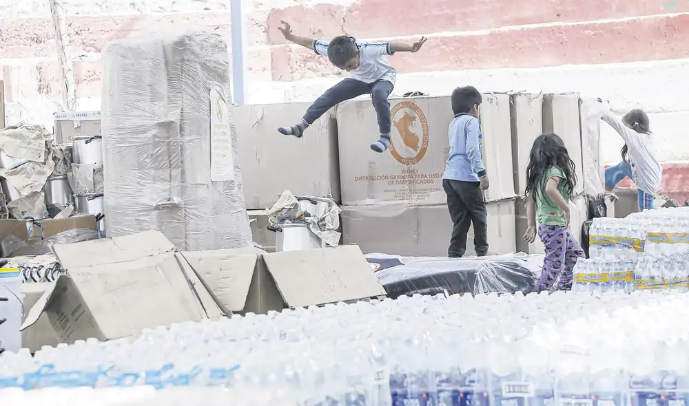 Solidaridad. Asociaciones civiles entregaron ayuda a autoridades para que estos la repartan a la población afectada. Foto: Rodrigo Talavera/ LR