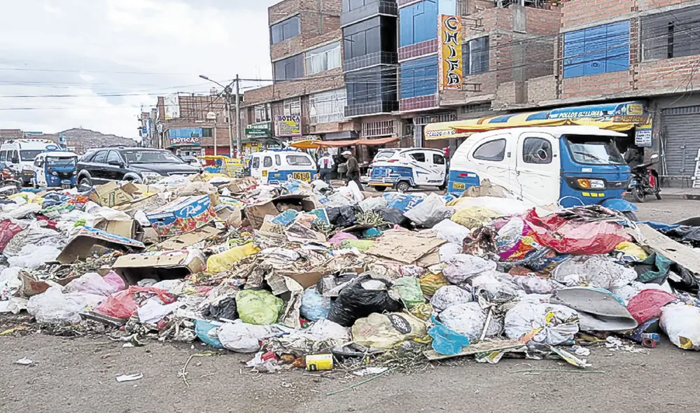 Problema. En Juliaca la basura está acumulada en las calles.