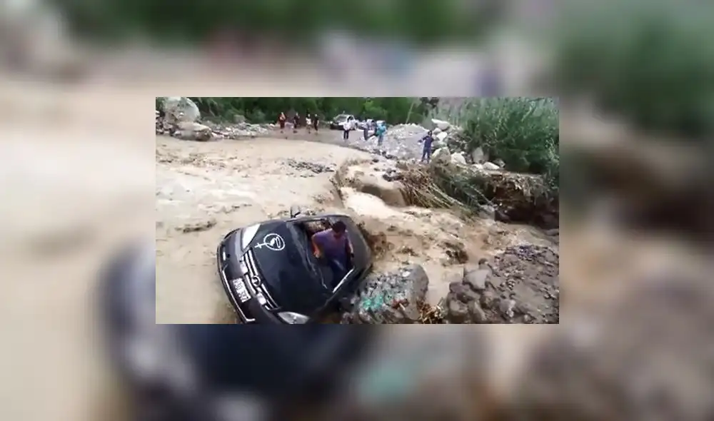 El conductor no hizo caso a las advertencias y casi es arrastrado por la corriente. Foto: Jimmy Suyón El conductor no hizo caso a las advertencias y casi es arrastrado por la corriente. Foto: Jimmy Suyón