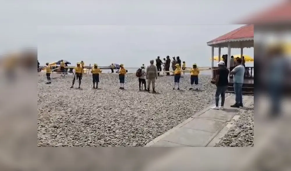 Salvavidas ingresaron al mar para salvarlo, pero no fue posible. Foto: captura / Prensa Chalaca