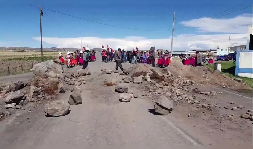 Pobladores aimaras del distrito de Platería, Puno, hacen piquetes para bloquear vías de la región. Foto: Liubomir Fernández