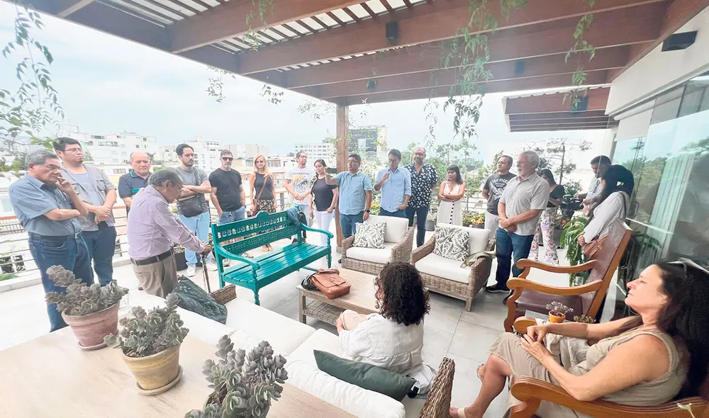 Respaldo. Periodistas ayer en la casa de Gustavo Gorriti, director de IDL-Reporteros. Foto: difusión Respaldo. Periodistas ayer en la casa de Gustavo Gorriti, director de IDL-Reporteros. Foto: difusión