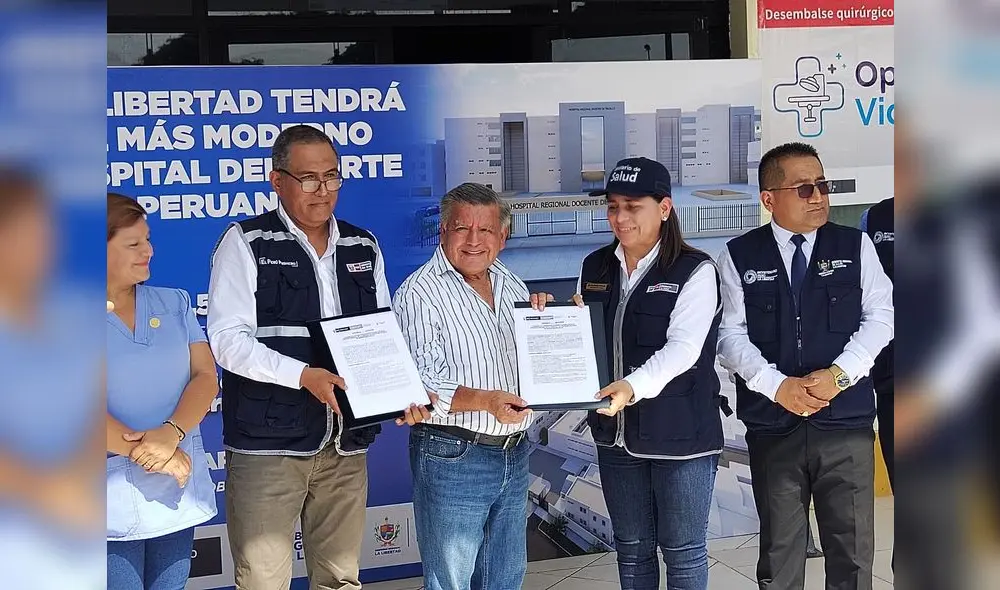 Ministra Rosa Gutiérrez y gobernador César Acuña muestran convenio de asistencia técnica. La República