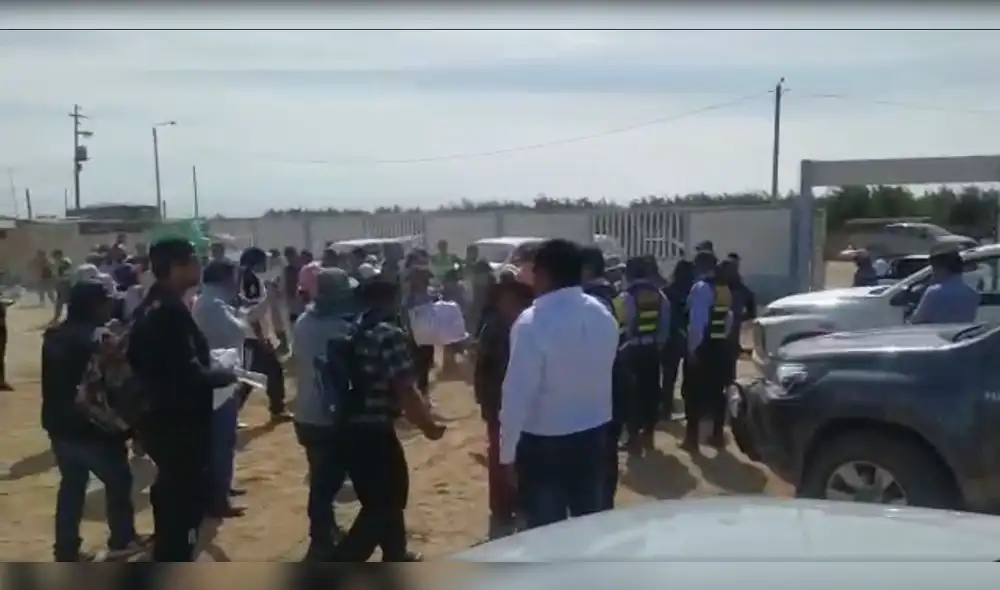 Congresista Esmeralda Limachi es expulsada del distrito La Yarada - Los Palos, Tacna. Foto: Periodismo Ciudadano - Tacna