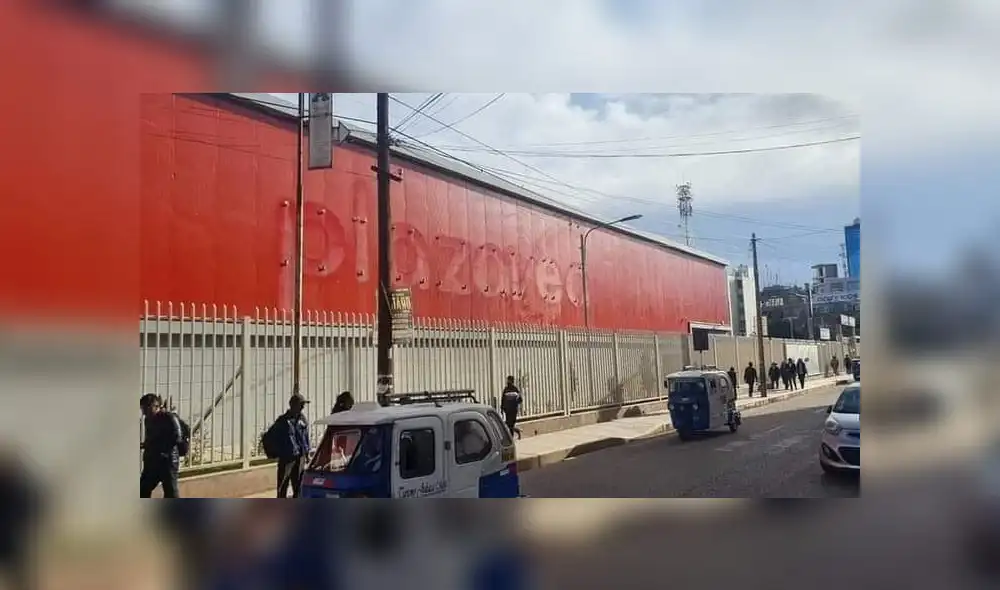 Plaza Vea en etapa de refacción. Foto: Liubomir Fernández/URPI-LR.