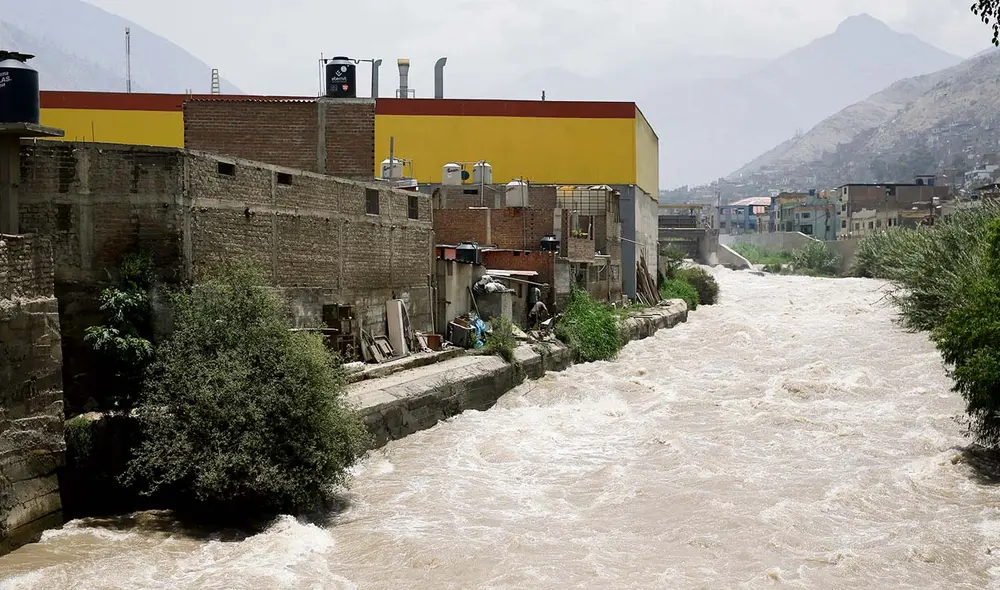 Riesgo. Los vecinos de Lurigancho-Chosica temen que ocurra un nuevo desastre como en el 2017. Aquella vez, los huaicos y las lluvias desbordaron el río Rímac y hubo muerte y destrucción. Foto: Antonio Melgarejo/La República Riesgo. Los vecinos de Lurigancho-Chosica temen que ocurra un nuevo desastre como en el 2017. Aquella vez, los huaicos y las lluvias desbordaron el río Rímac y hubo muerte y destrucción. Foto: Antonio Melgarejo/La República