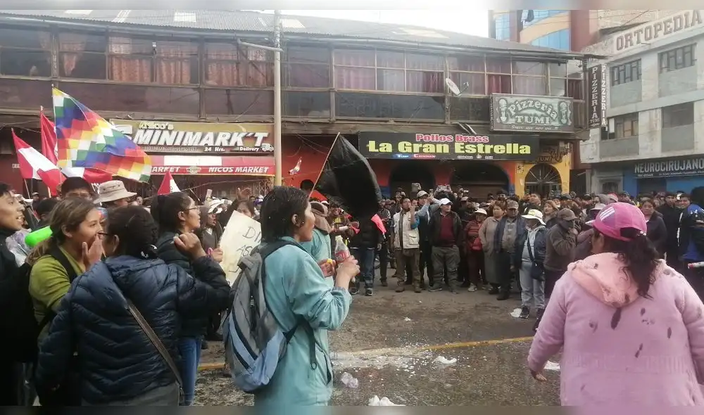 Marcha por la paz. Fue impedida por los huelguistas. Foto: La República. Marcha por la paz. Fue impedida por los huelguistas. Foto: La República.