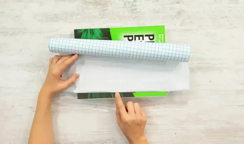 Con este sencillo truco puedes forrar libros o cuadernos libres de burbujas. Foto: Handfie