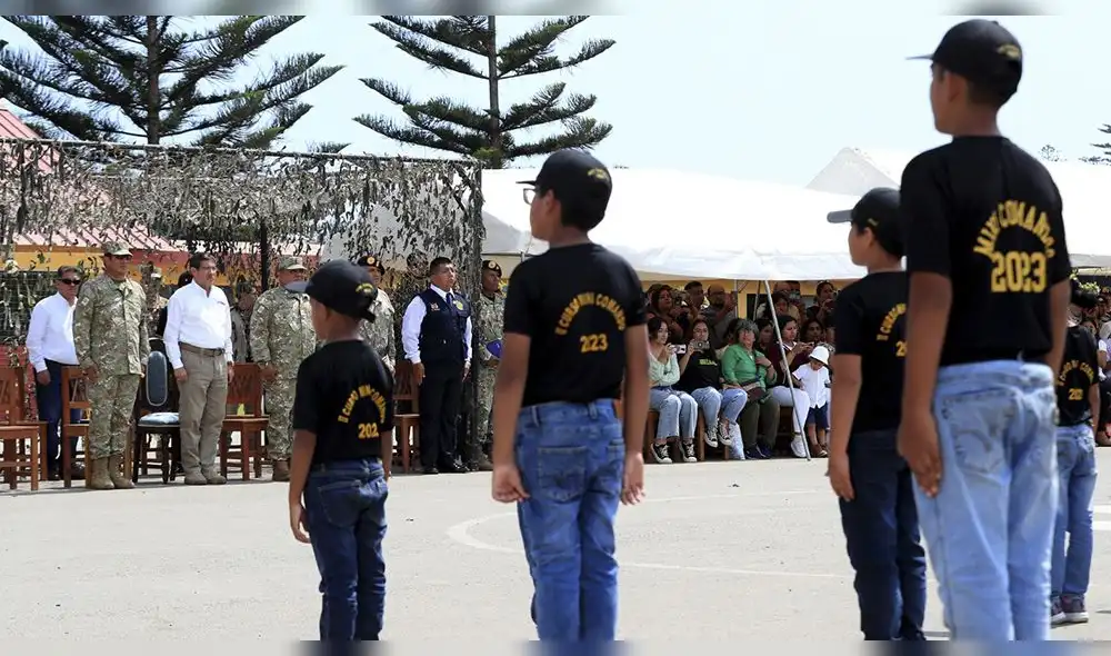 El ministro de Defensa, Jorge Chávez clausuró el curso que duró dos semanas. Foto: Ejército