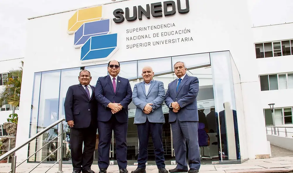Ellos son. Manuel Castillo Venegas (con lentes) y los miembros del nuevo consejo directivo de Sunedu: Manuel Hernández, Miguel Vallejos y Andrés Ramos. Foto: difusión Ellos son. Manuel Castillo Venegas (con lentes) y los miembros del nuevo consejo directivo de Sunedu: Manuel Hernández, Miguel Vallejos y Andrés Ramos. Foto: difusión