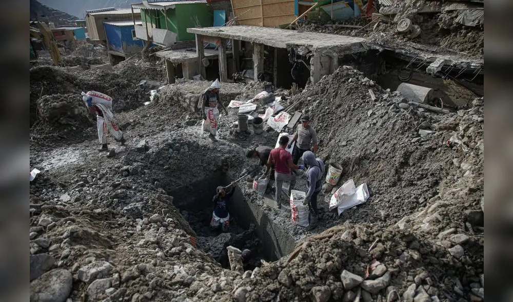 Tras las huellas del oro. Mineros artesanales recuperan el oro que estaba depositado en las pozas donde lo procesan. El huaico enterró los molinos que tienen en sus casas. Foto: Rodrigo Talavera/La República. Tras las huellas del oro. Mineros artesanales recuperan el oro que estaba depositado en las pozas donde lo procesan. El huaico enterró los molinos que tienen en sus casas. Foto: Rodrigo Talavera/La República.