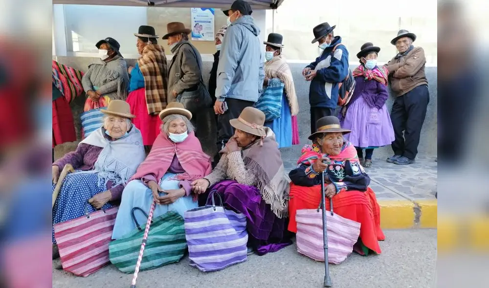 Adultos mayores esperan cobrar su bono en exteriores del Banco de la Nación de Puno. Foto: Kleber Sanchez/URPI-LR.