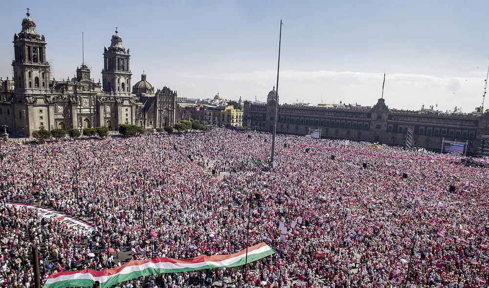 Multitud. Manifestantes en la plaza Zócalo de la Ciudad de México en contra de las pretensiones del mandatario mexicano. Foto: AFP Multitud. Manifestantes en la plaza Zócalo de la Ciudad de México en contra de las pretensiones del mandatario mexicano. Foto: AFP