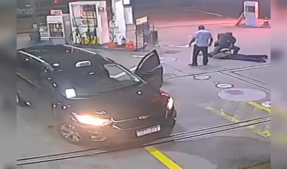 El vehículo de la Policía Militar se encontraba dentro de una gasolinera. Foto: captura de video/@forcataticapmesp190 El vehículo de la Policía Militar se encontraba dentro de una gasolinera. Foto: captura de video/@forcataticapmesp190