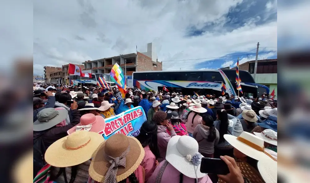 Ciudadanos aimaras rumbo a Lima. Foto: Liubomir Fernández/URPI-LR