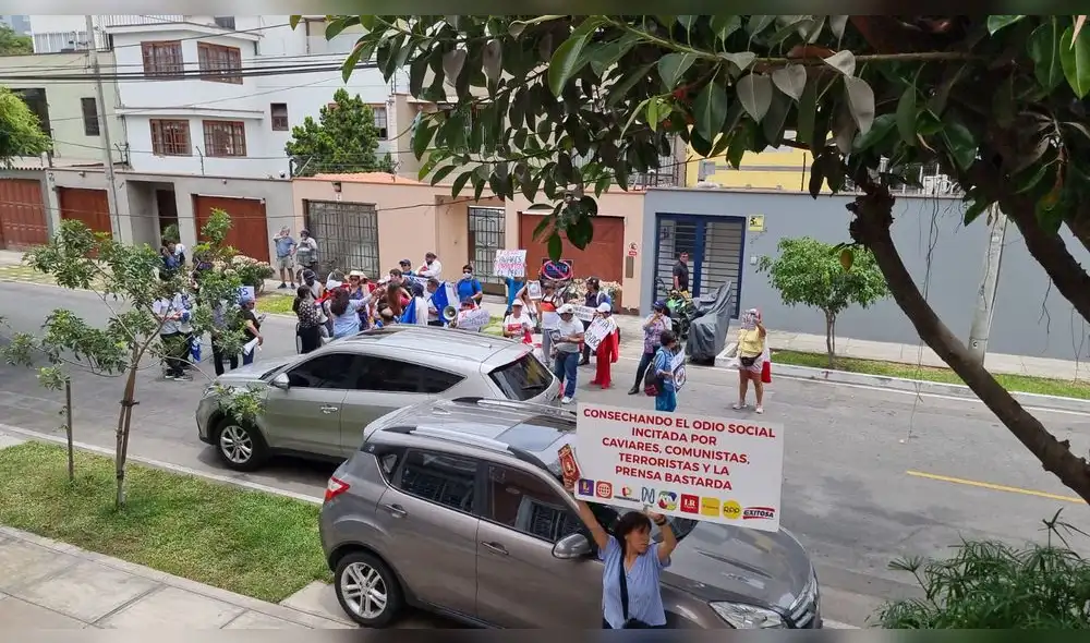 Previamente, La Resistencia llegó hasta la sede de la CNDDHH mientras daban una conferencia de prensa. Foto: Vanessa Trebejo / URPI-LR Previamente, La Resistencia llegó hasta la sede de la CNDDHH mientras daban una conferencia de prensa. Foto: Vanessa Trebejo / URPI-LR