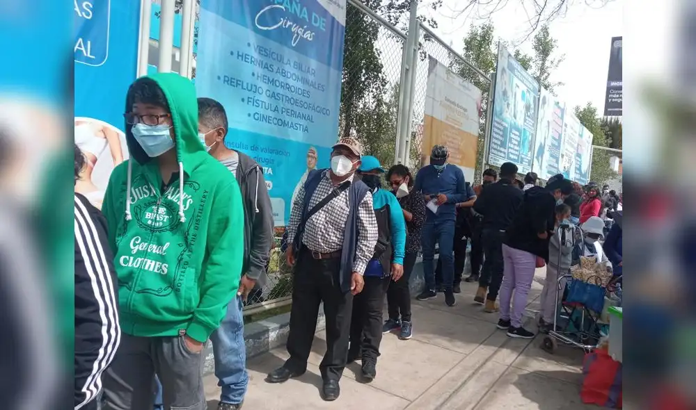 Usuarios forman larga cola en Hospital Municipal de Cerro Colorado en Arequipa. Foto: Leonela Aquino / URPI-LR