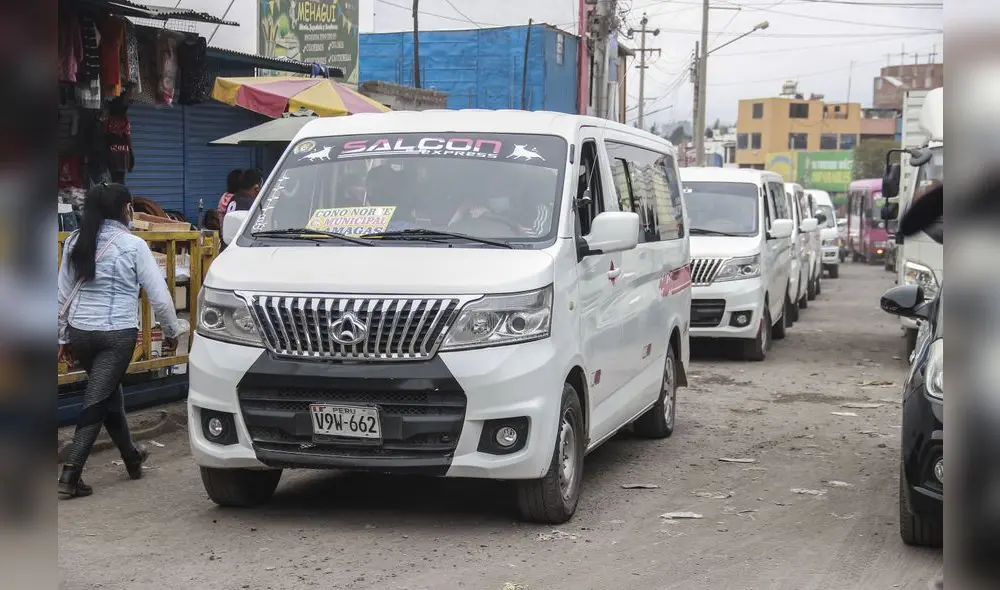 Sin autorización. Combis y loncheritas operan con normalidad, pese a ser informales. Foto: La República Sin autorización. Combis y loncheritas operan con normalidad, pese a ser informales. Foto: La República