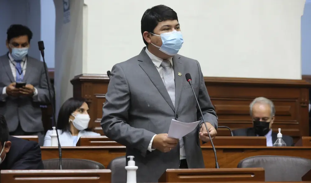 El congresista Eduardo Castillo no se pronunció sobre la denuncia que le interpuso su pareja. Foto: Congreso