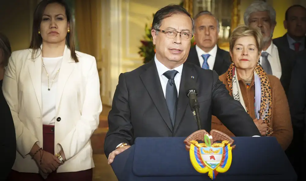 Gustavo Petro anunció en mensaje a la nación la destitución de tres ministros. Foto: composición LR/EFE Gustavo Petro anunció en mensaje a la nación la destitución de tres ministros. Foto: composición LR/EFE