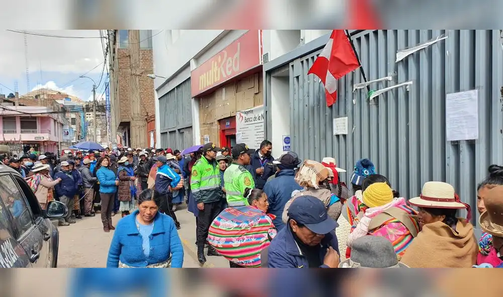 Extensas colas este martes 28. Foto: Kleber Sánchez/La República - Video: Kleber Sánchez/La República Extensas colas este martes 28. Foto: Kleber Sánchez/La República - Video: Kleber Sánchez/La República