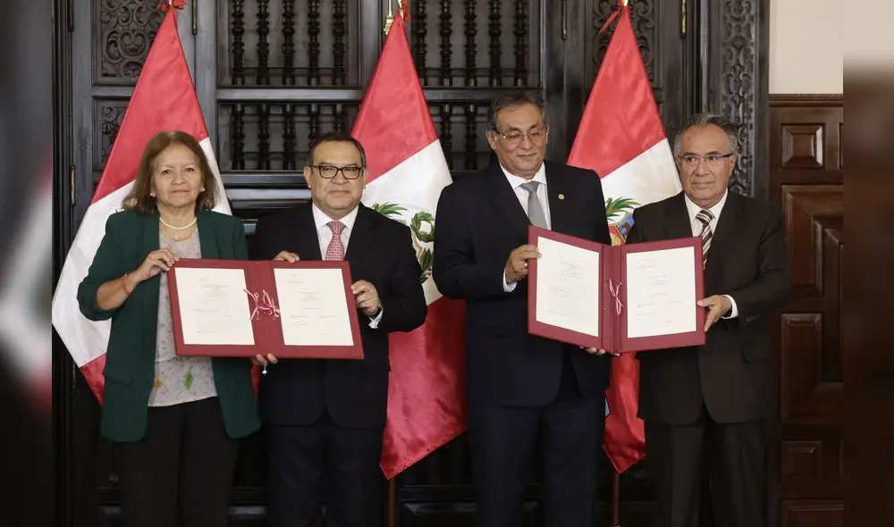 En la firma participaron la presidenta de Perupetro, Isabel Tafur (Perupetro), el primer ministro Alberto Otárola, el titular del Minem Óscar Vera y el presidente de Petroperú, Carlos Vives.