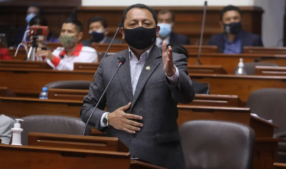 El congresista Segundo Quiroz oficializó este martes su renuncia a la bancada del Bloque Magisterial. Foto: Congreso El congresista Segundo Quiroz oficializó este martes su renuncia a la bancada del Bloque Magisterial. Foto: Congreso