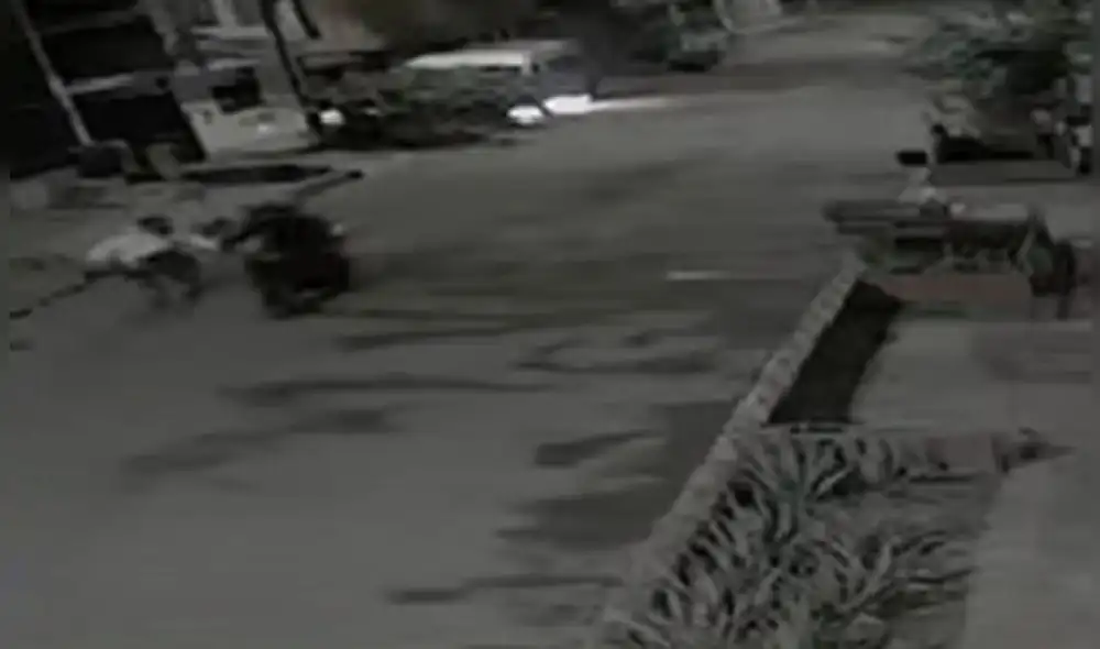 Una cámara de seguridad registró el momento que lanzaron una bomba molotov contra la unidad. Foto: Panorama Una cámara de seguridad registró el momento que lanzaron una bomba molotov contra la unidad. Foto: Panorama