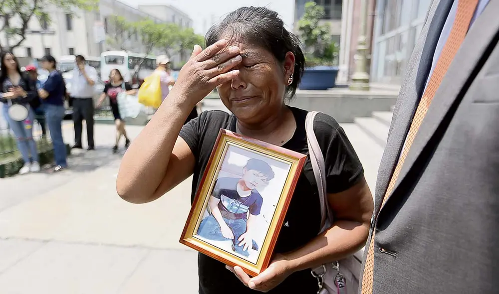 Reclamo de justicia. Edith Aguilar Yucra, entre lágrimas, exige sanción para los asesinos de su hijo José Luis Aguilar (20). Foto: difusión Reclamo de justicia. Edith Aguilar Yucra, entre lágrimas, exige sanción para los asesinos de su hijo José Luis Aguilar (20). Foto: difusión