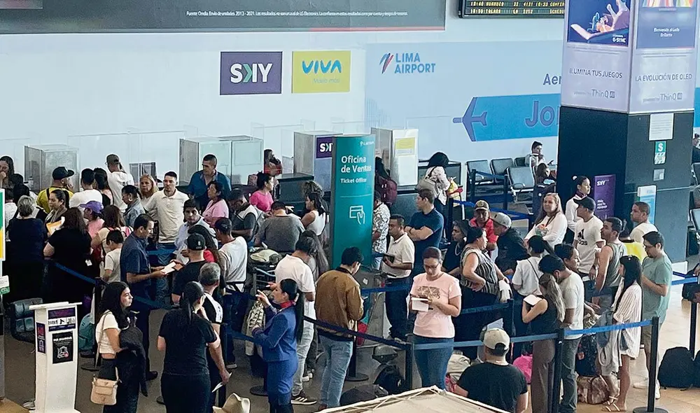 Sorpresa. La mayoría de los pasajeros se enteraron en el aeropuerto Jorge Chávez de la cancelación de sus vuelos. Foto: John Reyes/La República