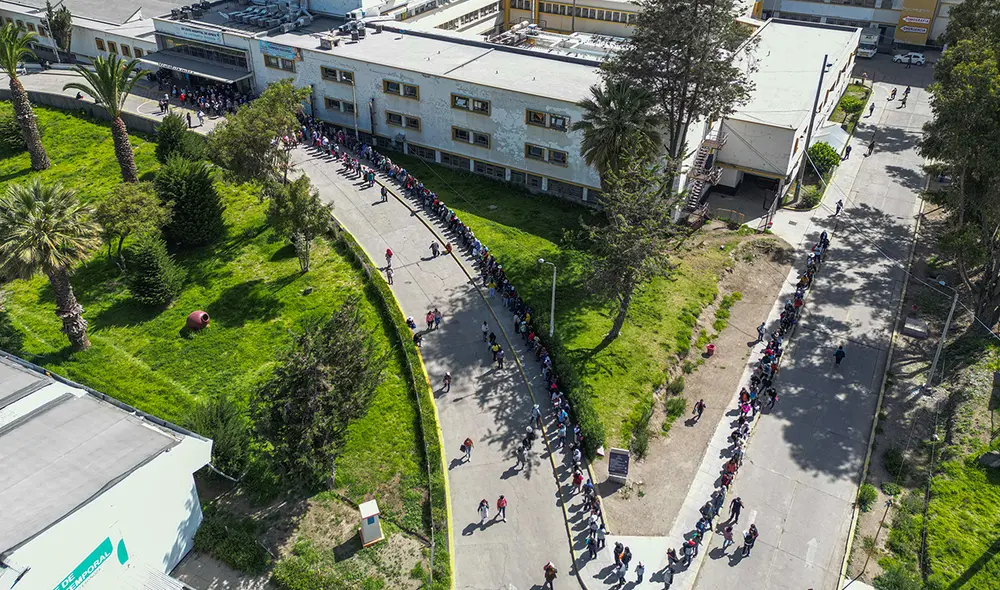 Colas largas. Pacientes llegaron a formar filas hasta el ingreso de la Geresa, muchos madrugaron y no alcanzaron sus citas. Foto: Rdrigo Talavera/ LR Colas largas. Pacientes llegaron a formar filas hasta el ingreso de la Geresa, muchos madrugaron y no alcanzaron sus citas. Foto: Rdrigo Talavera/ LR