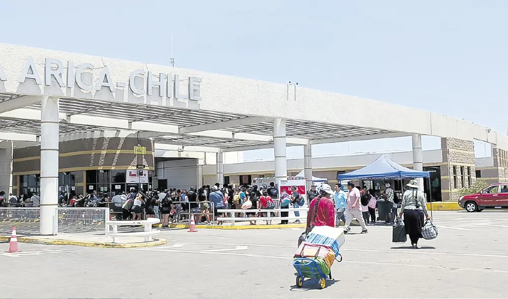 Migrantes. Son impedidos de ingresar por los militares. Foto: La República Migrantes. Son impedidos de ingresar por los militares. Foto: La República
