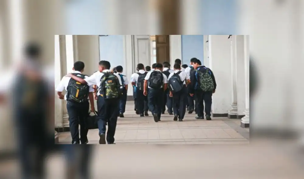 Padres de familia buscan colegios para que estudien sus hijos. Foto: La República