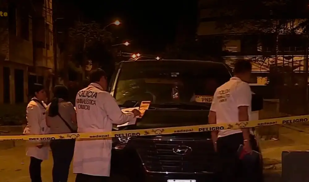 Delincuentes armados atacaron al agente policial para robarle su vehículo. Video: Latina Delincuentes armados atacaron al agente policial para robarle su vehículo. Video: Latina