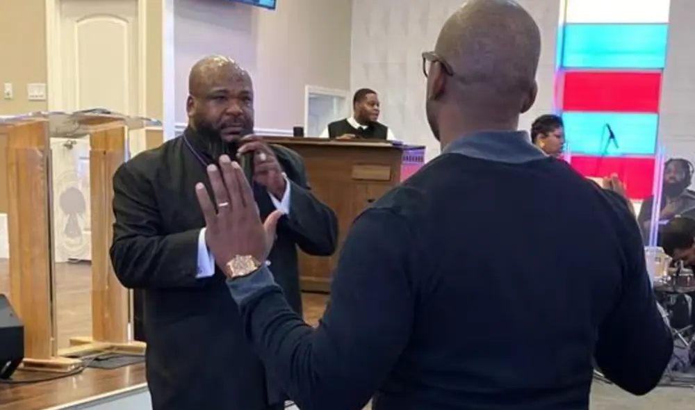 Tras percatarse de lo que sucedía, el pastor llamó discretamente a la Policía mientras continuaba con la reunión religiosa. Foto: Marquaello Futrell/Facebook Tras percatarse de lo que sucedía, el pastor llamó discretamente a la Policía mientras continuaba con la reunión religiosa. Foto: Marquaello Futrell/Facebook