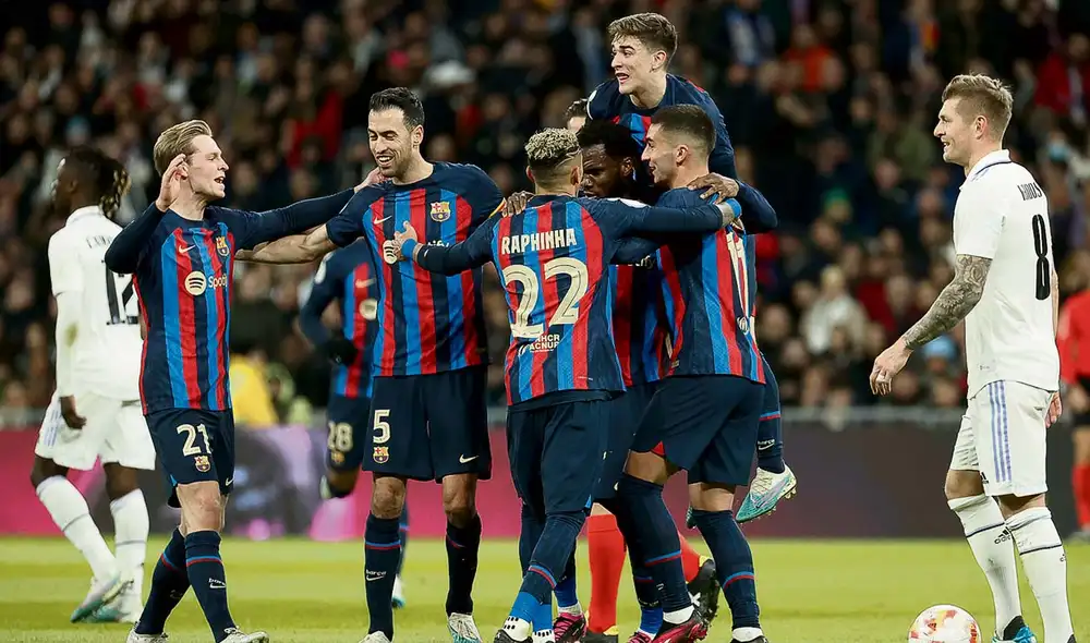 A festejar. La celebración del Barza en el campo del Madrid. Foto: EFE