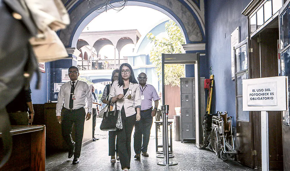 En la mira de la fiscalía. Las dos fiscales anticorrupción Jimena Pizarro y Viviana Robles realizaron ayer una diligencia en las oficinas administrativas del Congreso. Se inicia la pesquisa. Foto: John Reyes/La República En la mira de la fiscalía. Las dos fiscales anticorrupción Jimena Pizarro y Viviana Robles realizaron ayer una diligencia en las oficinas administrativas del Congreso. Se inicia la pesquisa. Foto: John Reyes/La República