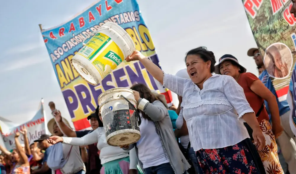 Familias salieron a protestar por la falta de agua potable, desagüe y alcantarillado. Foto: Antonio Melgarejo/La República Familias salieron a protestar por la falta de agua potable, desagüe y alcantarillado. Foto: Antonio Melgarejo/La República