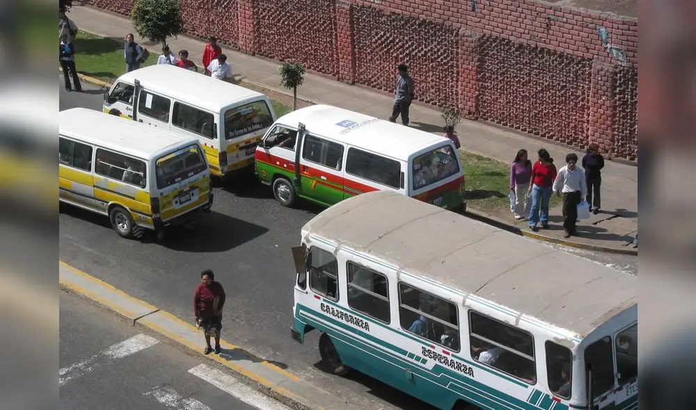 En Trujillo operan varias empresas de combis que trasladan pasajeros entre distritos. Foto: La República