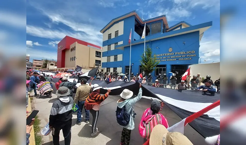 Protesta. Manifestantes literalmente sitiaron Ministerio Público de Juliaca, para exigir que Patricia Benavides, se retire de Juliaca. Foto: Liubomir Fernández/URPI-LR. Protesta. Manifestantes literalmente sitiaron Ministerio Público de Juliaca, para exigir que Patricia Benavides, se retire de Juliaca. Foto: Liubomir Fernández/URPI-LR.