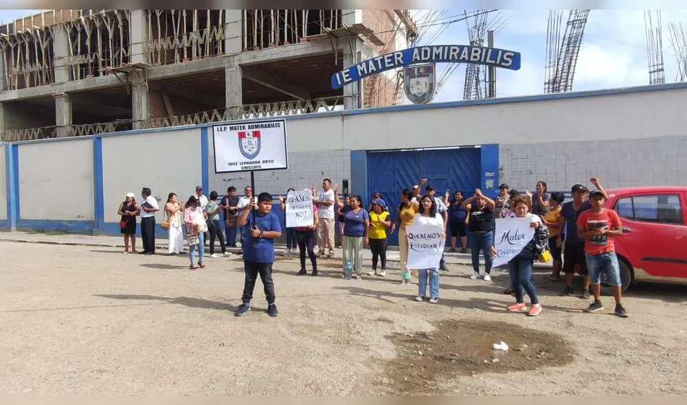 Obras de colegio están paralizadas, por ello padres de familias hicieron plantón. Foto: Emmanuel Moreno/ URPI/ LA República Obras de colegio están paralizadas, por ello padres de familias hicieron plantón. Foto: Emmanuel Moreno/ URPI/ LA República