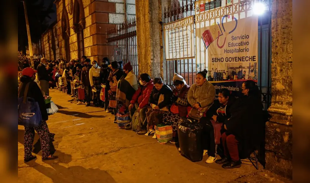 Inhumana competencia. Pacientes deben formar fila hasta de dos cuadras una noche anterior en la puerta del hospital Goyeneche. Foto: Rodrigo Talavera/La República. Inhumana competencia. Pacientes deben formar fila hasta de dos cuadras una noche anterior en la puerta del hospital Goyeneche. Foto: Rodrigo Talavera/La República.