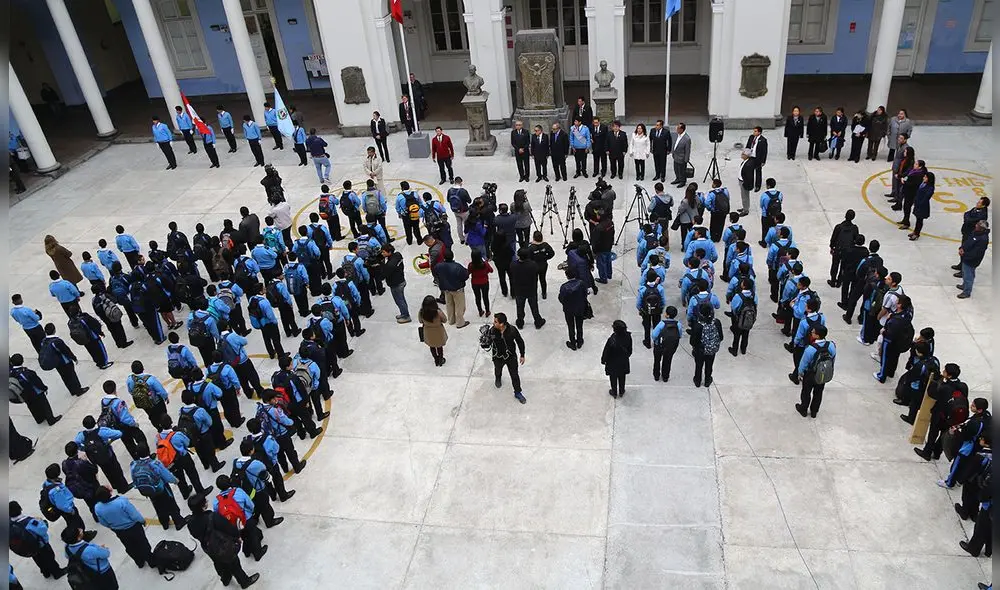 Escolares en formación para dar inicio a la jornada estudiantil. Foto: John Michael Ramon Taya